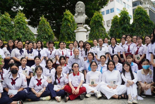 Hình 2 buổi lễ cấp học bổng Quách Thị Trang 2025