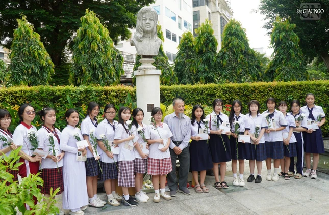 Hình 3 buổi lễ cấp học bổng Quách Thị Trang 2025