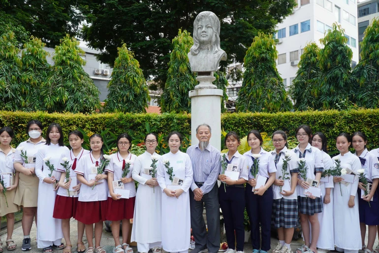 Hình 4 buổi lễ cấp học bổng Quách Thị Trang 2025