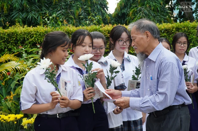 Hình 5 buổi lễ cấp học bổng Quách Thị Trang 2025