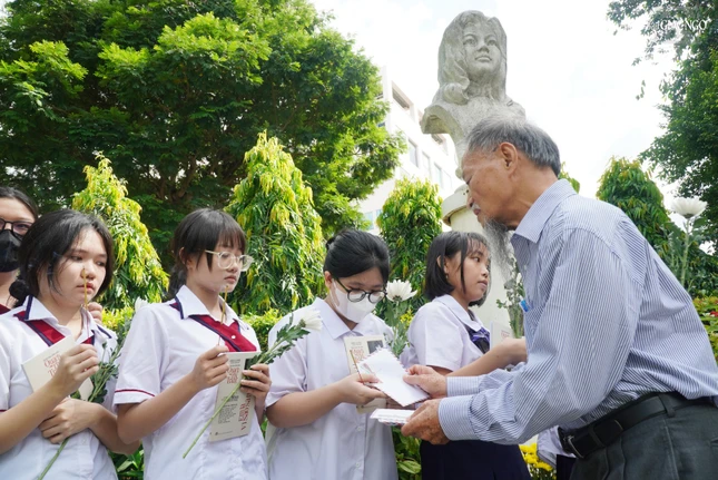 Hình 6 buổi lễ cấp học bổng Quách Thị Trang 2025