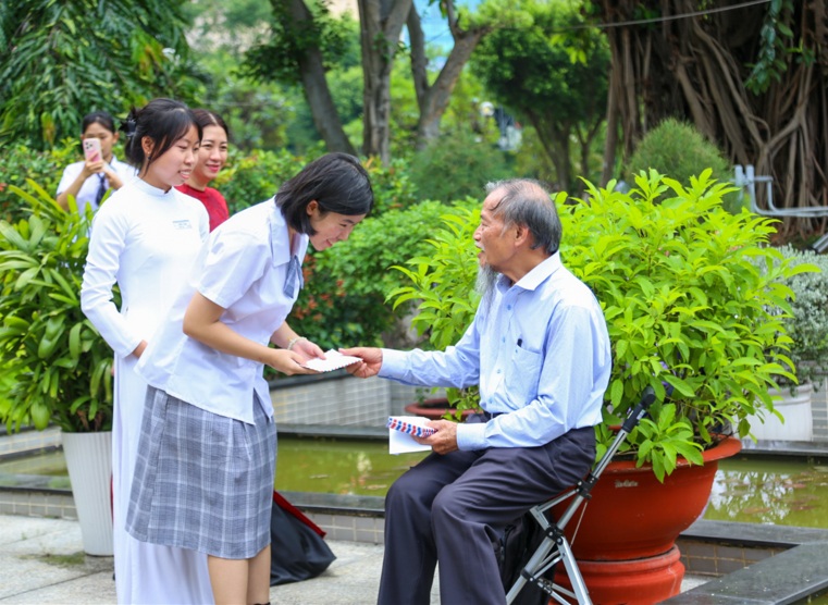 Hình 3 buổi lễ cấp học bổng Quách Thị Trang 2025
