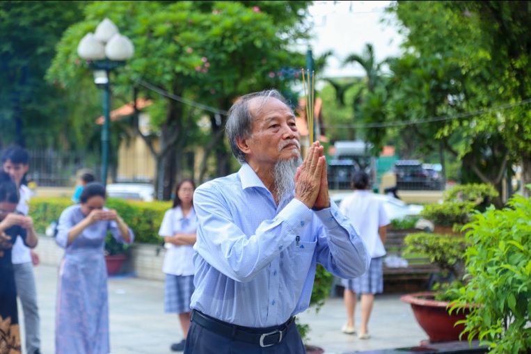Hình 4 buổi lễ cấp học bổng Quách Thị Trang 2025