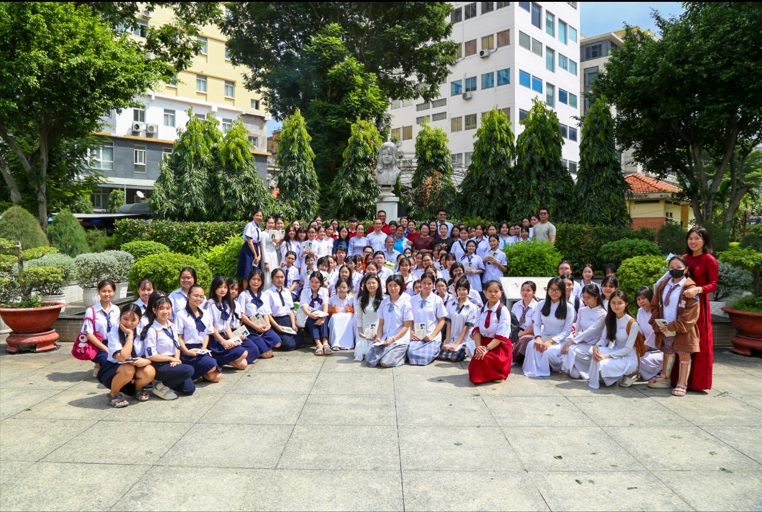 Hình 5 buổi lễ cấp học bổng Quách Thị Trang 2025